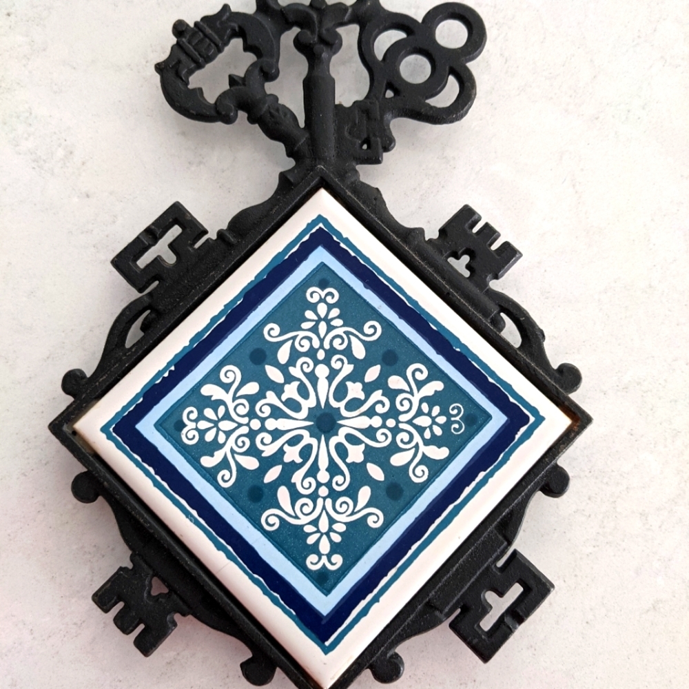 Vintage 3 key trivet